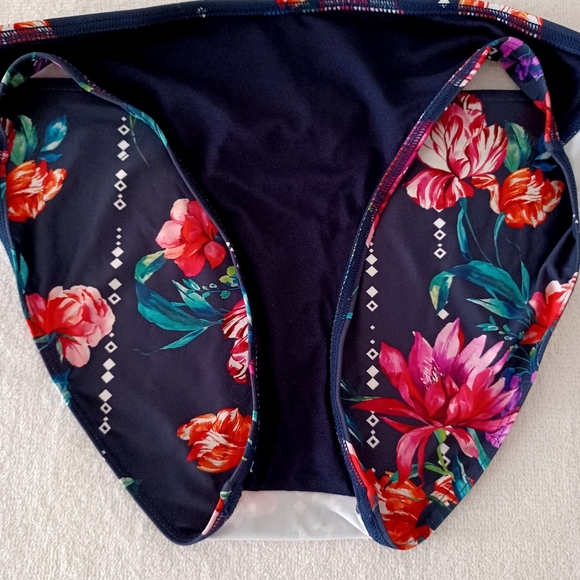 VENUS Floral Drop Bikini Bottom, size M - Picture 7 of 11